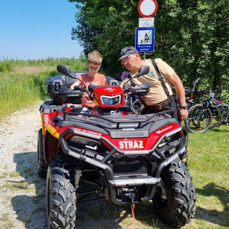 Bezpieczne lato z policją: edukacyjny piknik w Przedszkolu nr 5 w Żorach
