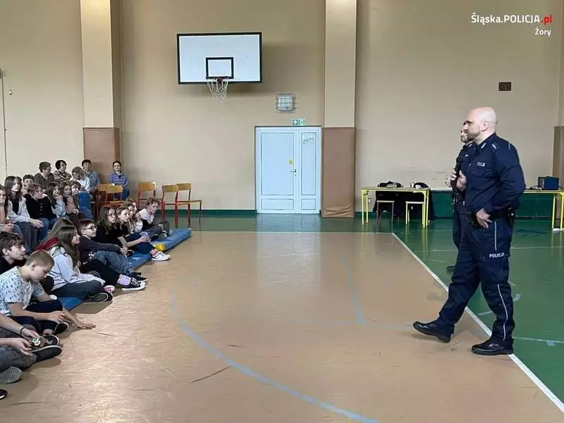 O zagrożeniach z dzielnicowymi żorskiej Policji. Spotkanie z uczniami SP nr 21