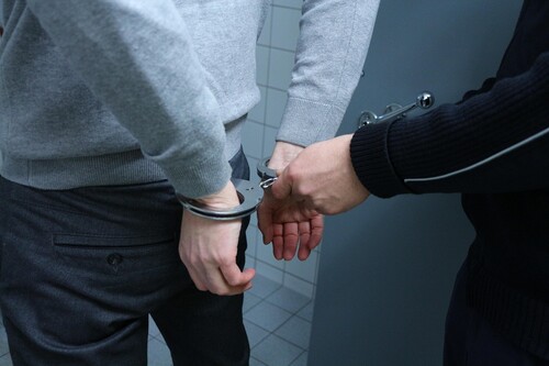 Skuteczna akcja policji w Żorach – 5 osób poszukiwanych trafiło za kratki