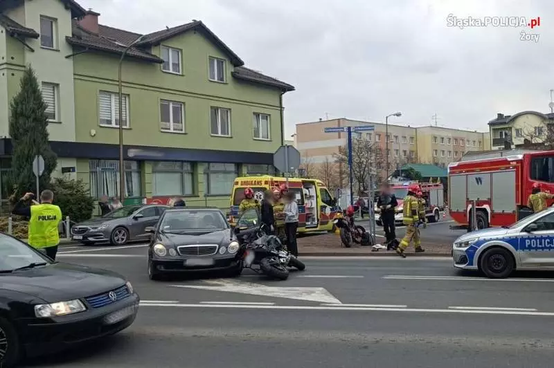 Wypadek z udziałem motocyklisty w Żorach. Policjanci apelują o ostrożność!