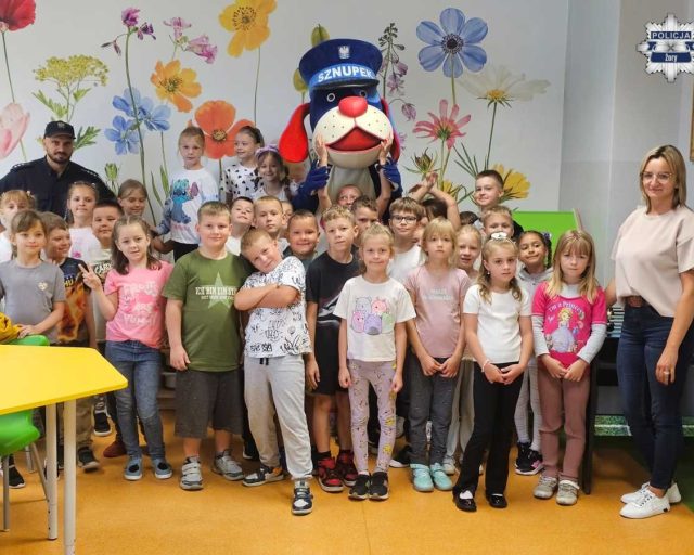 Pierwszoklasiści z Żor poznali zasady bezpieczeństwa z pomocą Policji