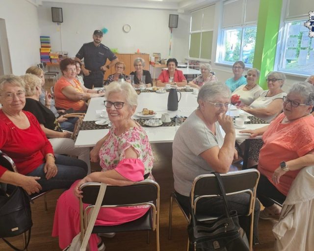 Policjant ostrzegał seniorów przed oszustami – ofiarami padają także młodsi mieszkańcy Żor