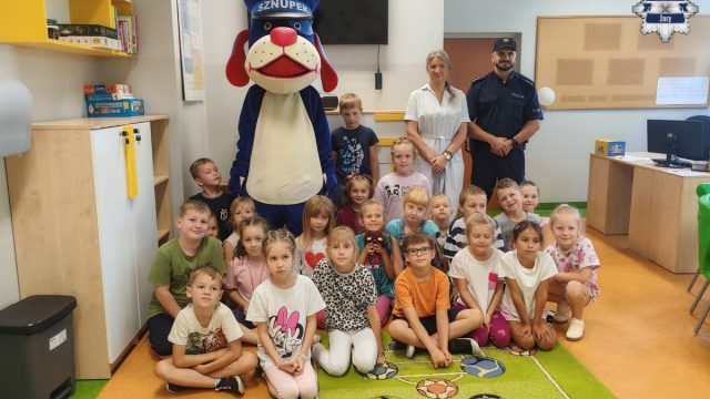 Pierwszaki uczą się bezpieczeństwa na drodze. Policjant z Żor przypomniał zasady