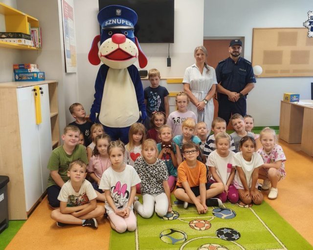 Pierwszaki uczą się bezpieczeństwa na drodze. Policjant z Żor przypomniał zasady