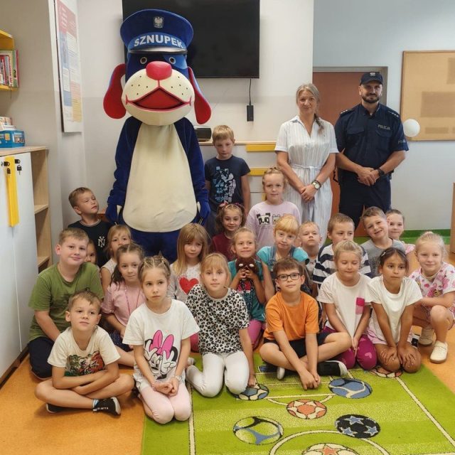 Pierwszaki uczą się bezpieczeństwa na drodze. Policjant z Żor przypomniał zasady