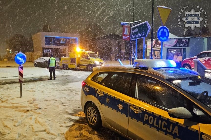 Szokujący wypadek w Żorach! Wjechał samochodem do sklepu [FOTO] - fotoreportaż