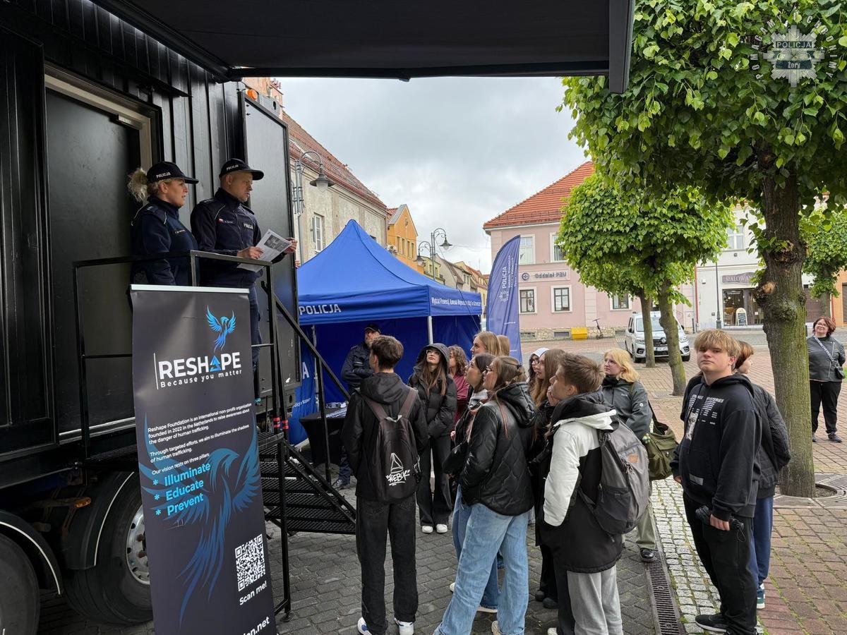Uroczyste ślubowanie klas mundurowych i akcja Escape Truck na żorskim Rynku - fotoreportaż