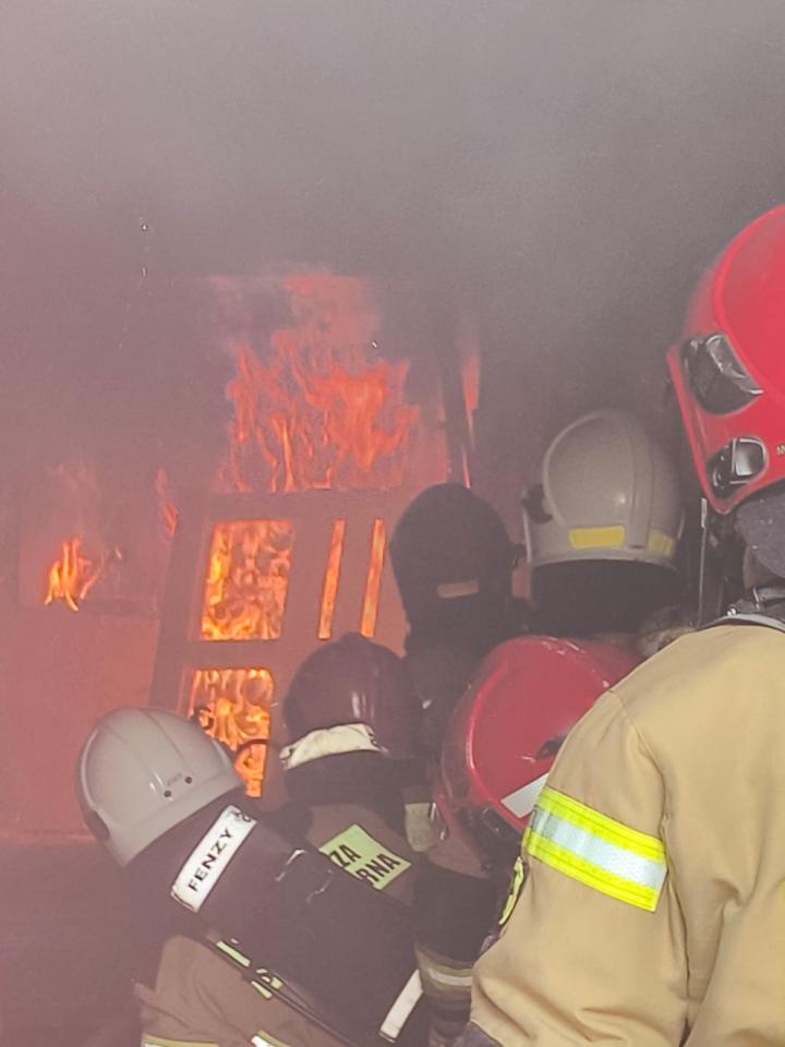 Strażacy z Żor ćwiczyli gaszenie pożarów wewnętrznych na poligonie PSP - fotoreportaż