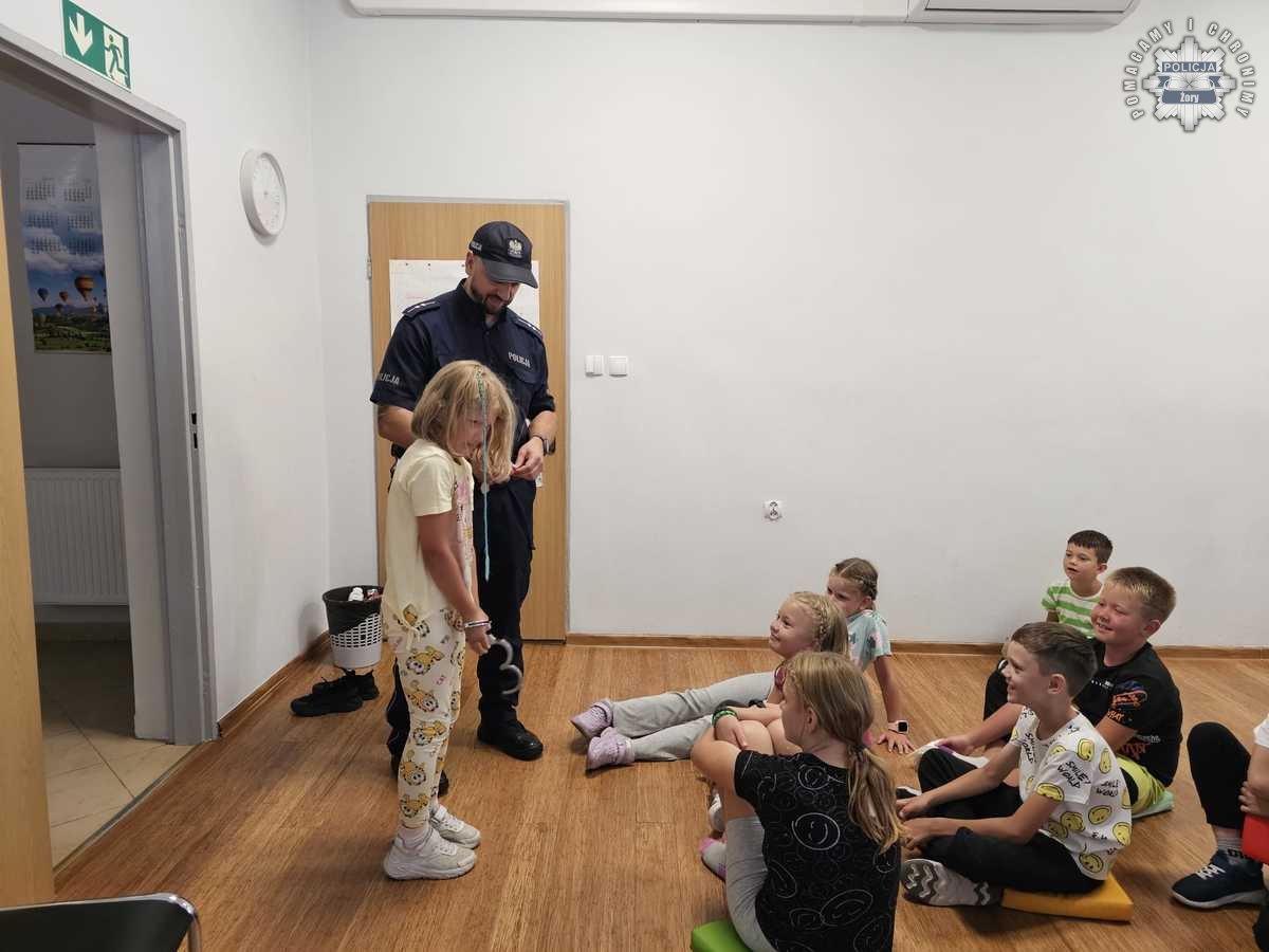 Wizyta policjanta w Żorach – dzieci uczą się zasad bezpieczeństwa na wakacjach - fotoreportaż