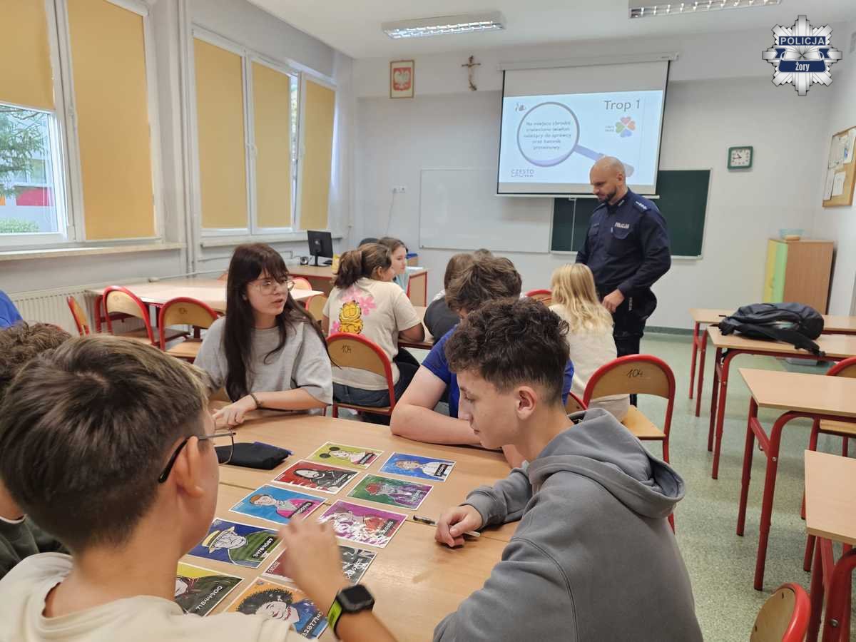 Żorscy policjanci edukują młodzież – jak chronić się przed handlem ludźmi? - fotoreportaż