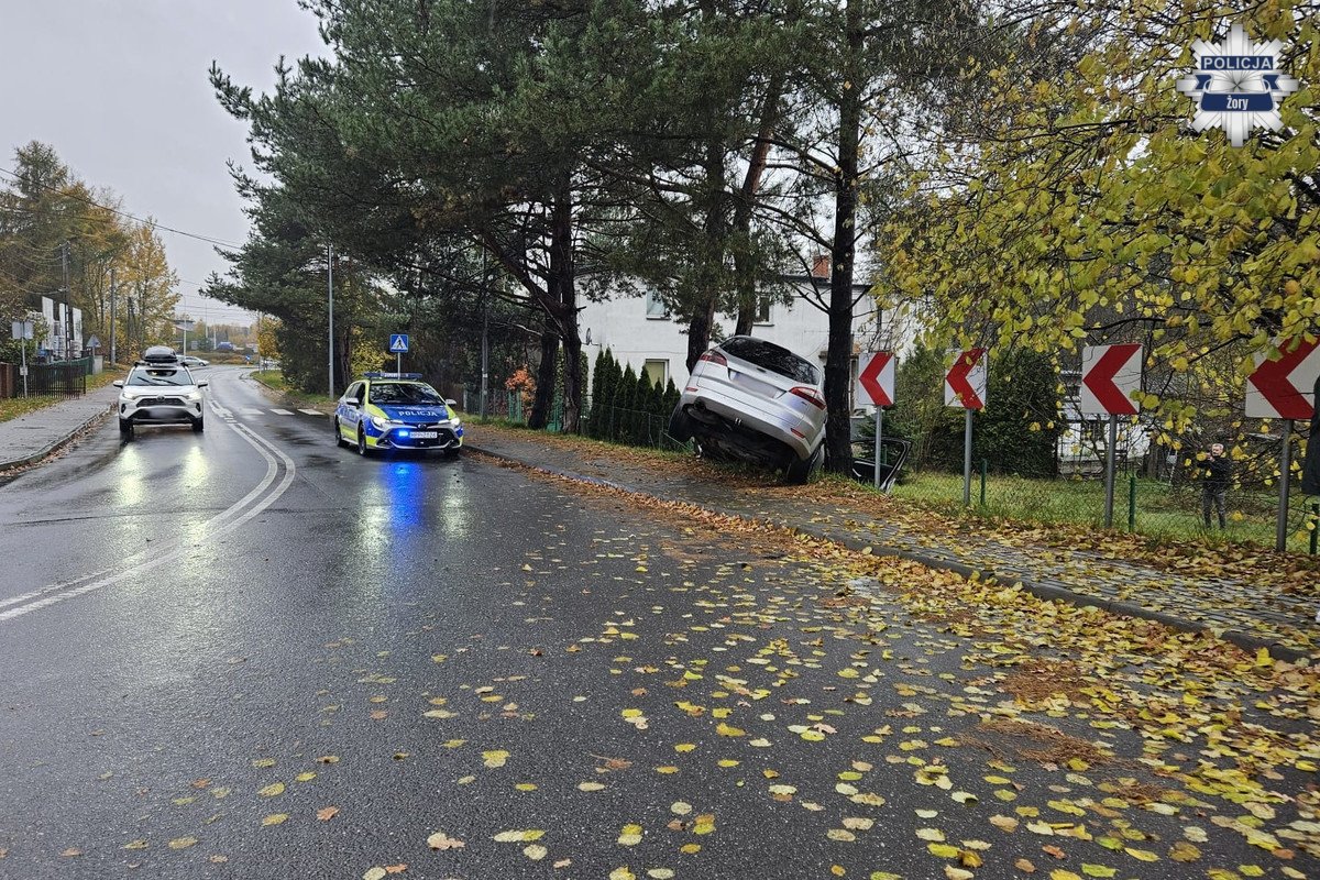 Pijany 27-latek rozbił forda w Żorach – eCall powiadomił służby [FOTO] - fotoreportaż