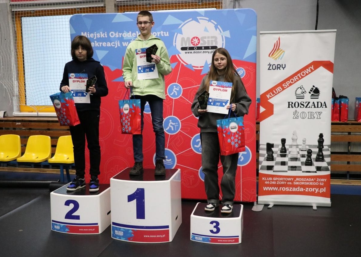 Turniej „Magia Czarodziejskich Szachów” przyciągnął 72 zawodników do Hali Widowiskowo-Sportowej w Żorach. Emocjonujące rozgrywki zakończyła symultana szachowa z „czarodziejami szachów” / fot. UM Żory