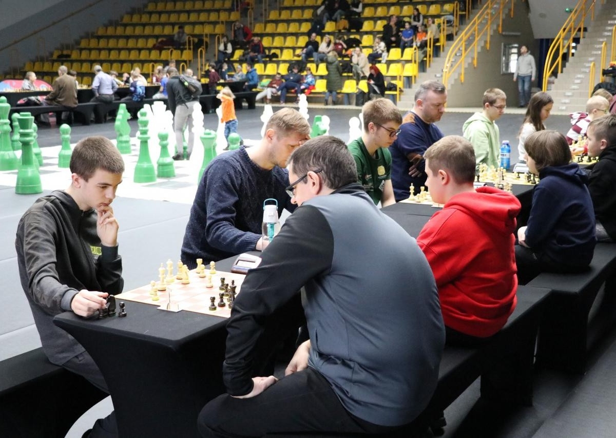 Turniej „Magia Czarodziejskich Szachów” przyciągnął 72 zawodników do Hali Widowiskowo-Sportowej w Żorach. Emocjonujące rozgrywki zakończyła symultana szachowa z „czarodziejami szachów” / fot. UM Żory