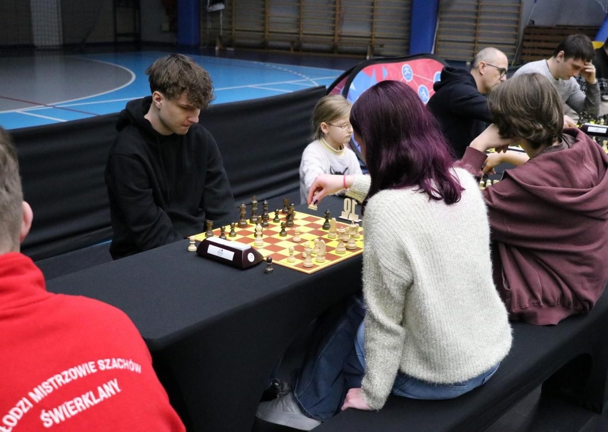 Turniej „Magia Czarodziejskich Szachów” przyciągnął 72 zawodników do Hali Widowiskowo-Sportowej w Żorach. Emocjonujące rozgrywki zakończyła symultana szachowa z „czarodziejami szachów” / fot. UM Żory