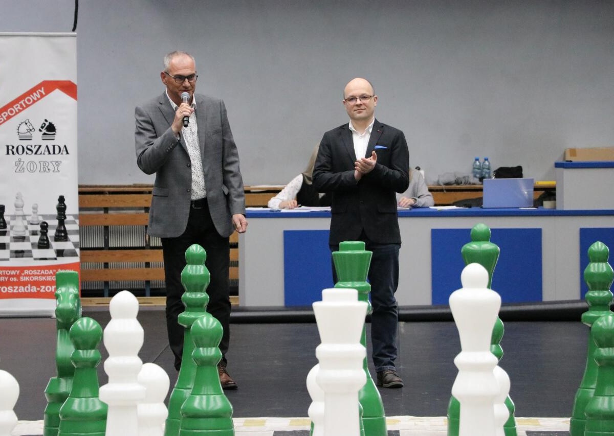 Turniej „Magia Czarodziejskich Szachów” przyciągnął 72 zawodników do Hali Widowiskowo-Sportowej w Żorach. Emocjonujące rozgrywki zakończyła symultana szachowa z „czarodziejami szachów” / fot. UM Żory