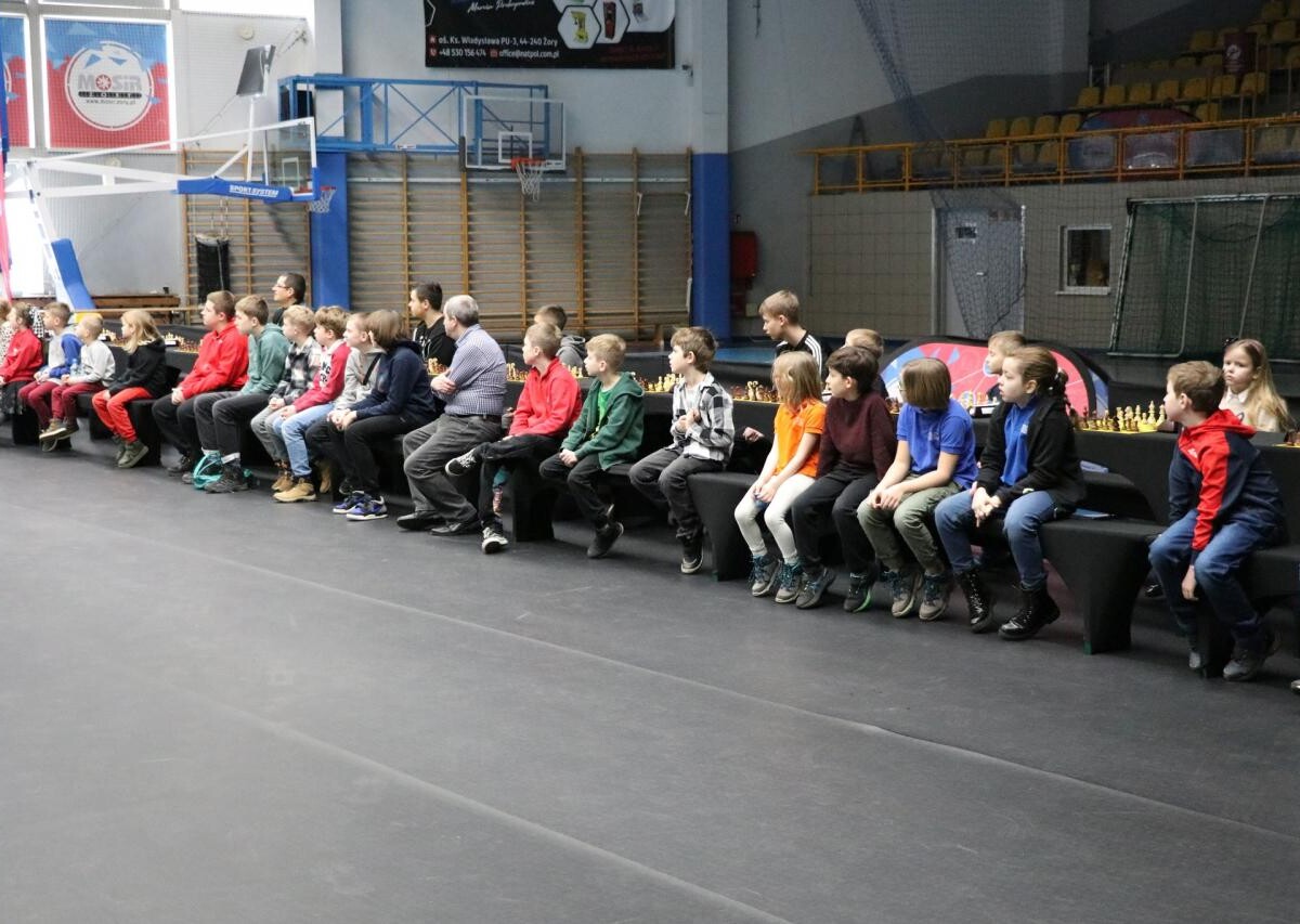 Turniej „Magia Czarodziejskich Szachów” przyciągnął 72 zawodników do Hali Widowiskowo-Sportowej w Żorach. Emocjonujące rozgrywki zakończyła symultana szachowa z „czarodziejami szachów” / fot. UM Żory