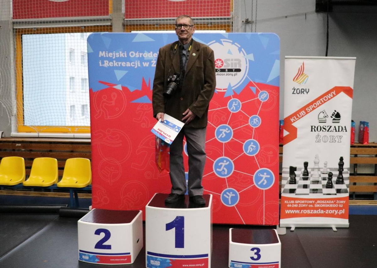 Turniej „Magia Czarodziejskich Szachów” przyciągnął 72 zawodników do Hali Widowiskowo-Sportowej w Żorach. Emocjonujące rozgrywki zakończyła symultana szachowa z „czarodziejami szachów” / fot. UM Żory