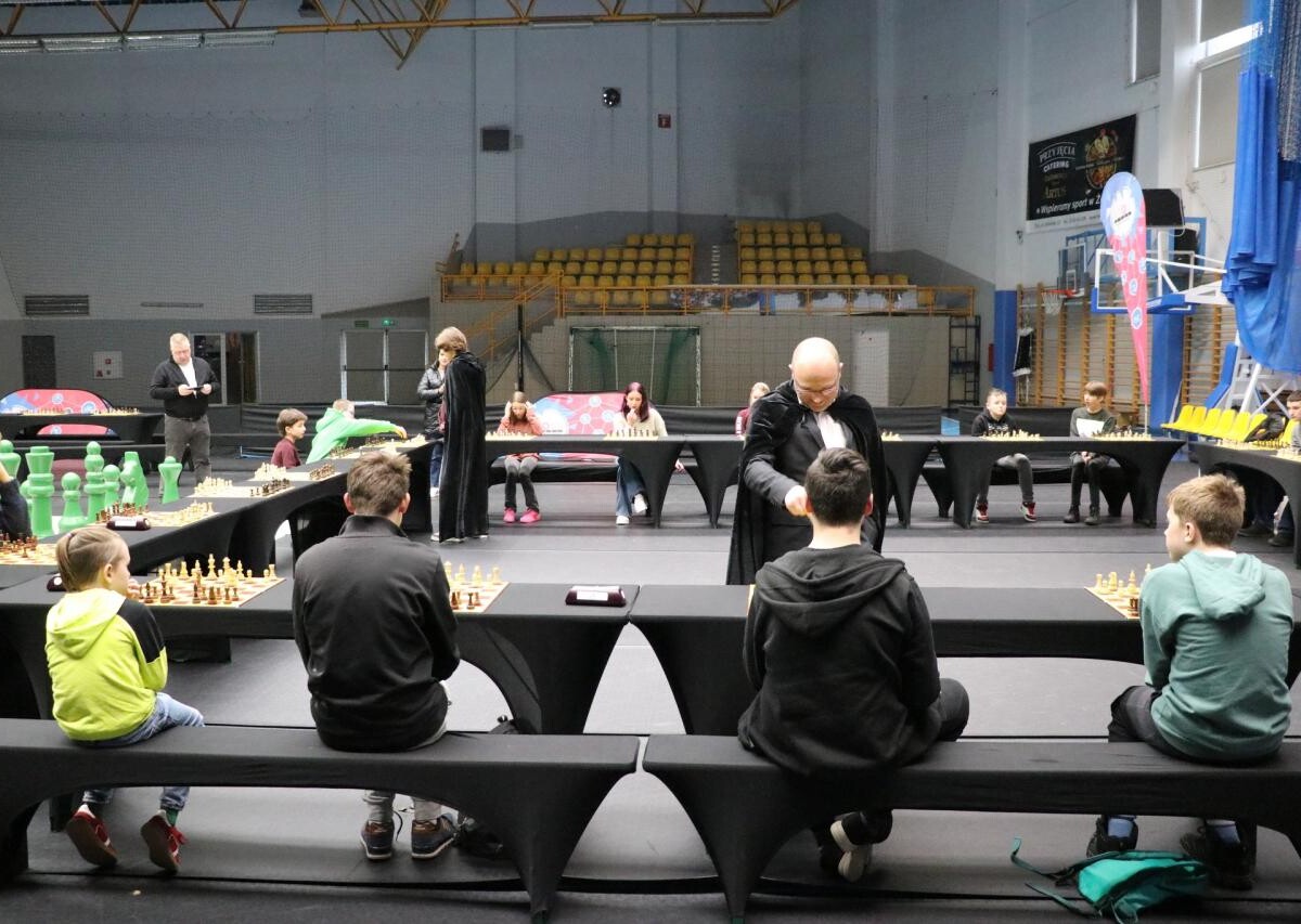 Turniej „Magia Czarodziejskich Szachów” przyciągnął 72 zawodników do Hali Widowiskowo-Sportowej w Żorach. Emocjonujące rozgrywki zakończyła symultana szachowa z „czarodziejami szachów” / fot. UM Żory