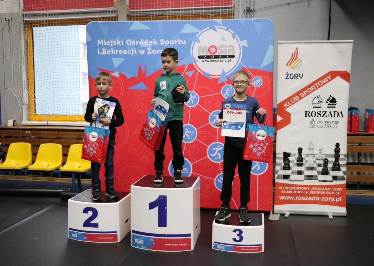 Turniej „Magia Czarodziejskich Szachów” przyciągnął 72 zawodników do Hali Widowiskowo-Sportowej w Żorach. Emocjonujące rozgrywki zakończyła symultana szachowa z „czarodziejami szachów” / fot. UM Żory