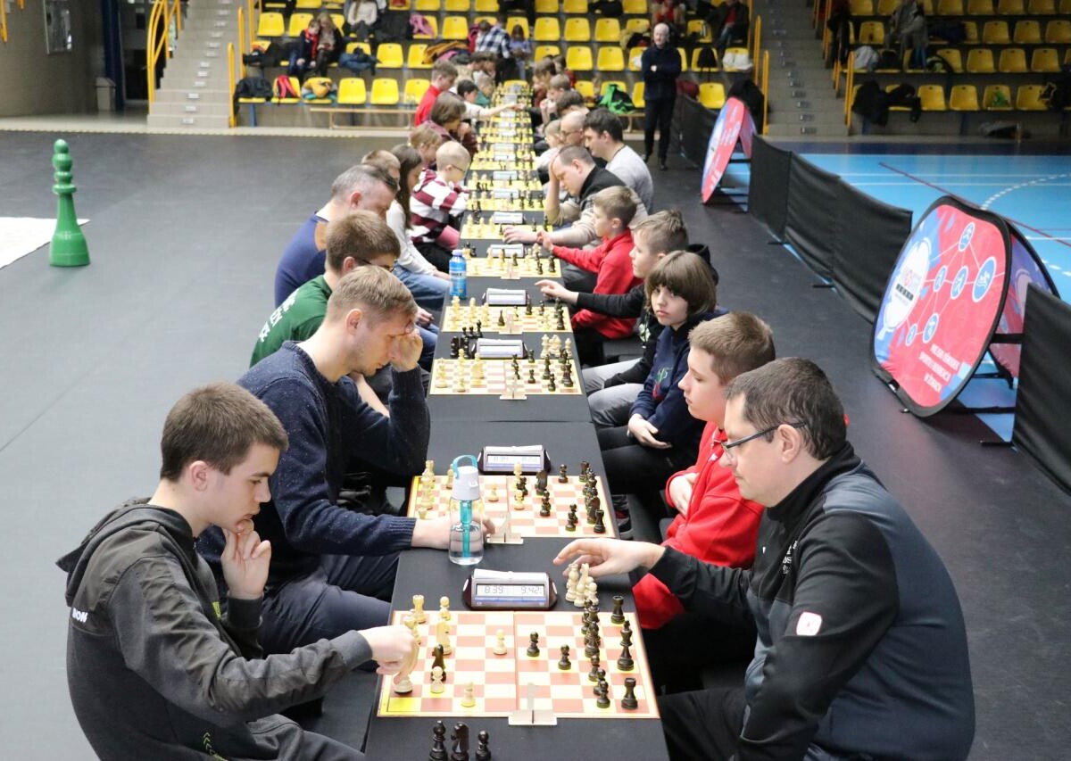 Turniej „Magia Czarodziejskich Szachów” przyciągnął 72 zawodników do Hali Widowiskowo-Sportowej w Żorach. Emocjonujące rozgrywki zakończyła symultana szachowa z „czarodziejami szachów” / fot. UM Żory