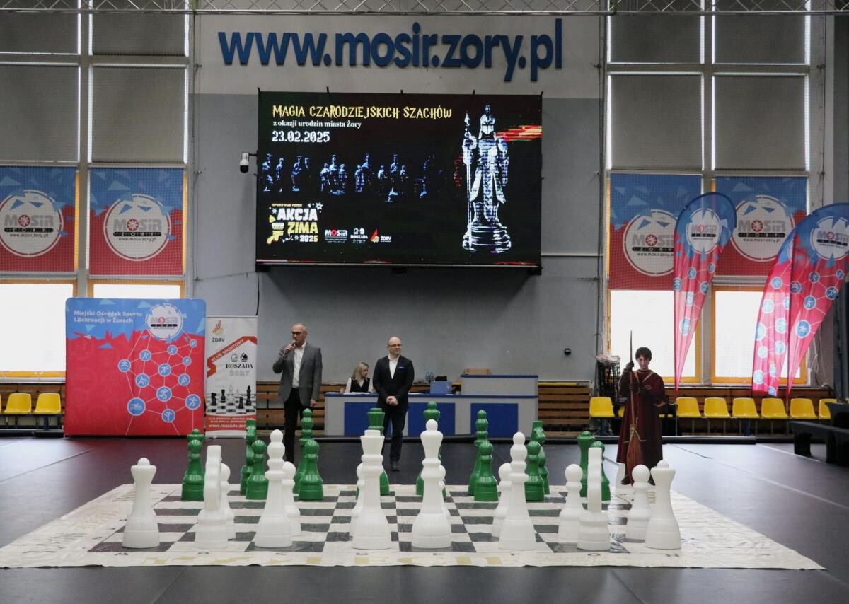 Turniej „Magia Czarodziejskich Szachów” przyciągnął 72 zawodników do Hali Widowiskowo-Sportowej w Żorach. Emocjonujące rozgrywki zakończyła symultana szachowa z „czarodziejami szachów” / fot. UM Żory