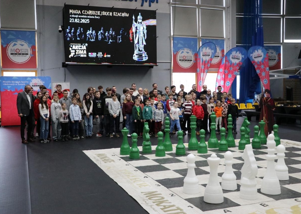 Turniej „Magia Czarodziejskich Szachów” przyciągnął 72 zawodników do Hali Widowiskowo-Sportowej w Żorach. Emocjonujące rozgrywki zakończyła symultana szachowa z „czarodziejami szachów” / fot. UM Żory