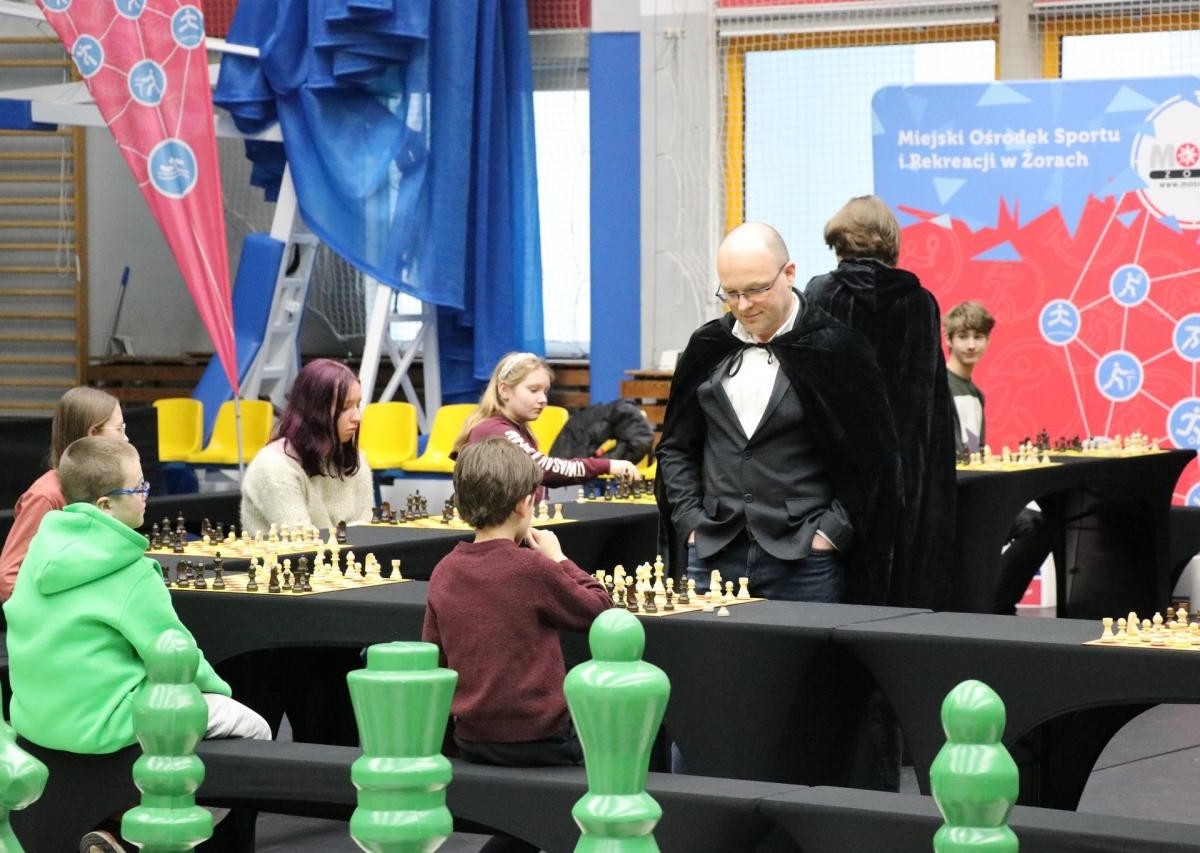 Turniej „Magia Czarodziejskich Szachów” przyciągnął 72 zawodników do Hali Widowiskowo-Sportowej w Żorach. Emocjonujące rozgrywki zakończyła symultana szachowa z „czarodziejami szachów” / fot. UM Żory