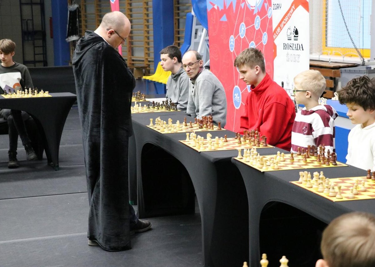 Turniej „Magia Czarodziejskich Szachów” przyciągnął 72 zawodników do Hali Widowiskowo-Sportowej w Żorach. Emocjonujące rozgrywki zakończyła symultana szachowa z „czarodziejami szachów” / fot. UM Żory