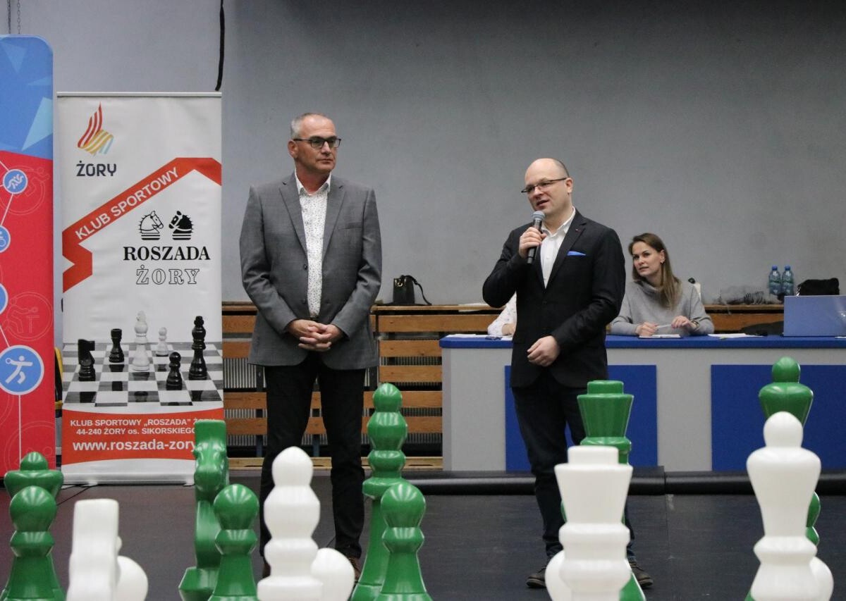 Turniej „Magia Czarodziejskich Szachów” przyciągnął 72 zawodników do Hali Widowiskowo-Sportowej w Żorach. Emocjonujące rozgrywki zakończyła symultana szachowa z „czarodziejami szachów” / fot. UM Żory