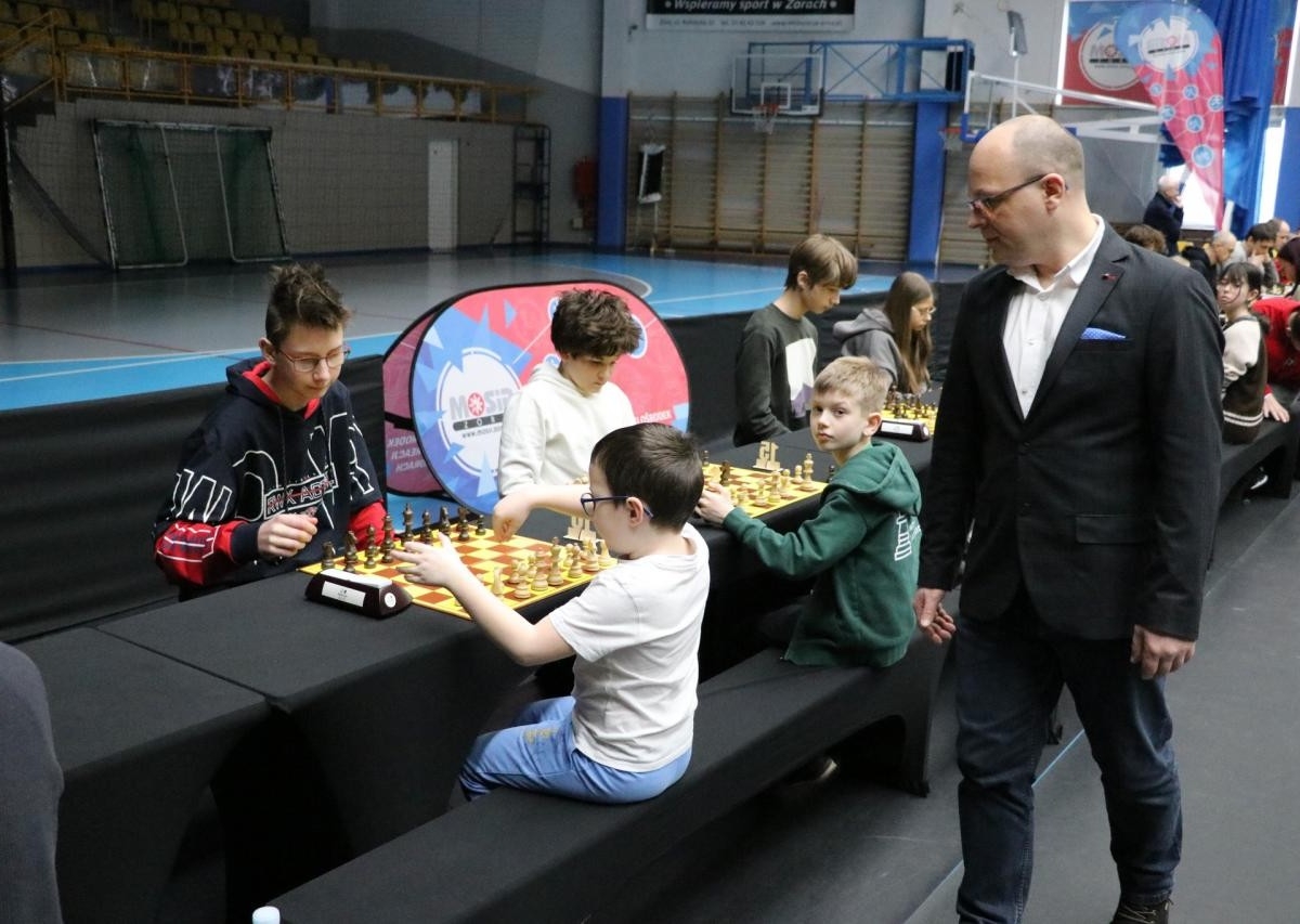 Turniej „Magia Czarodziejskich Szachów” przyciągnął 72 zawodników do Hali Widowiskowo-Sportowej w Żorach. Emocjonujące rozgrywki zakończyła symultana szachowa z „czarodziejami szachów” / fot. UM Żory
