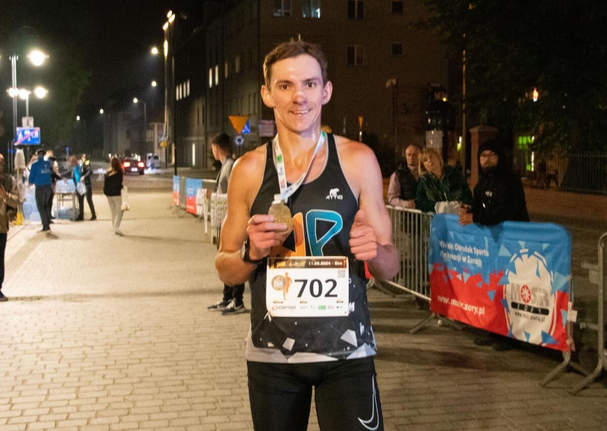 W minioną sobotę 11 maja 2024 roku rozpoczęliśmy kolejną dekadę przygody z nocnym „Żorskim Biegiem Ogniowym” / fot. MOSiR Żory (Latający Obiektyw, Foto Szymura)