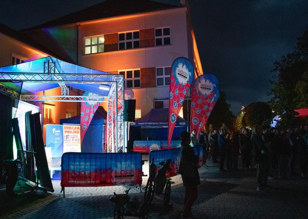 W minioną sobotę 11 maja 2024 roku rozpoczęliśmy kolejną dekadę przygody z nocnym „Żorskim Biegiem Ogniowym” / fot. MOSiR Żory (Latający Obiektyw, Foto Szymura)