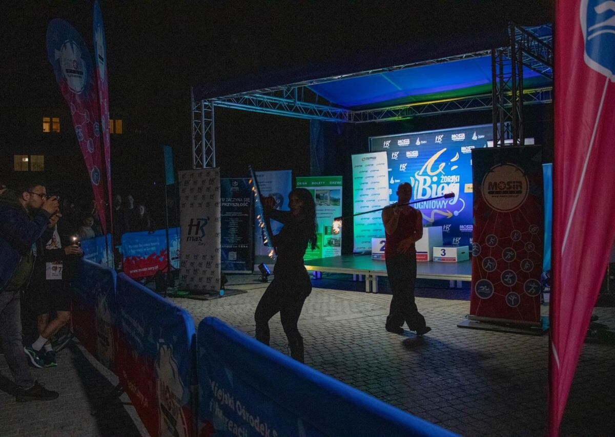 W minioną sobotę 11 maja 2024 roku rozpoczęliśmy kolejną dekadę przygody z nocnym „Żorskim Biegiem Ogniowym” / fot. MOSiR Żory (Latający Obiektyw, Foto Szymura)