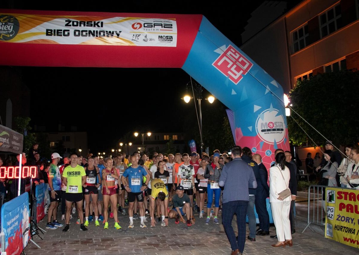 W minioną sobotę 11 maja 2024 roku rozpoczęliśmy kolejną dekadę przygody z nocnym „Żorskim Biegiem Ogniowym” / fot. MOSiR Żory (Latający Obiektyw, Foto Szymura)