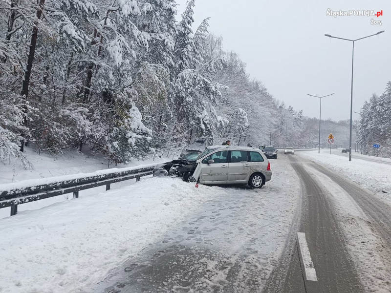 19-latek najechał na śnieg i stracił panowanie nad samochodem! [ZDJĘCIA]