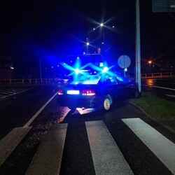 Pijany 53-latek wjechał w latarnię i ukrył się w zaroślach