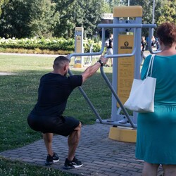 Zajęcia na siłowni pod chmurką