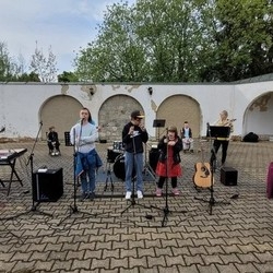 Koncert zespołu z Żor na otwarciu ścieżki w Górach Stołowych