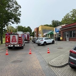 Samochód wjechał w witrynę salonu kosmetycznego