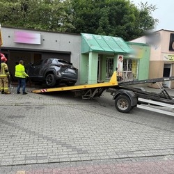 Samochód wjechał w witrynę salonu kosmetycznego