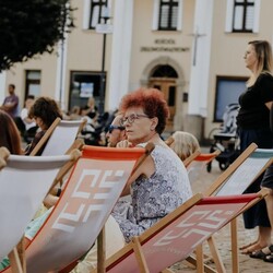 Czerwone Krzesło na Rynku