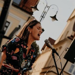 Czerwone Krzesło na Rynku