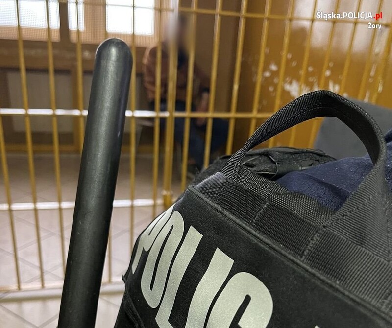40-latek zaatakował mężczyznę, po czym ukradł mu pieniądze i telefon