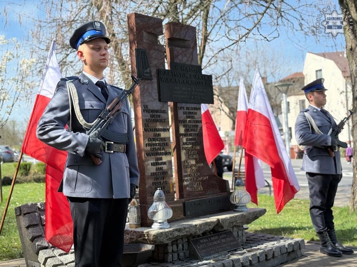 14 kwietnia 2025 roku w Żorach odbyło się uroczyste złożenie kwiatów pod Pomnikiem Policjantów i Oficerów Wojska Polskiego / fot. UM Żory