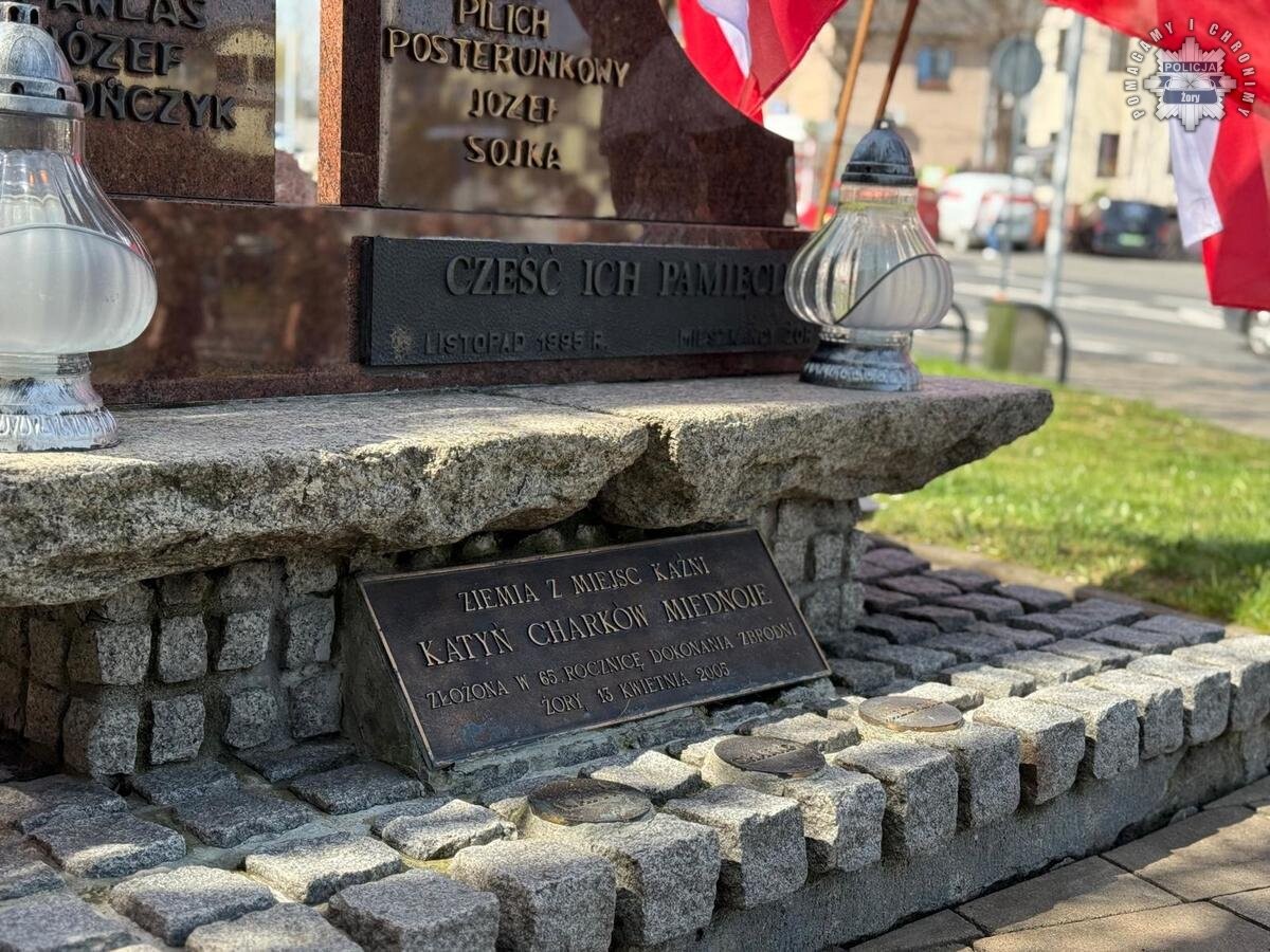 14 kwietnia 2025 roku w Żorach odbyło się uroczyste złożenie kwiatów pod Pomnikiem Policjantów i Oficerów Wojska Polskiego / fot. UM Żory