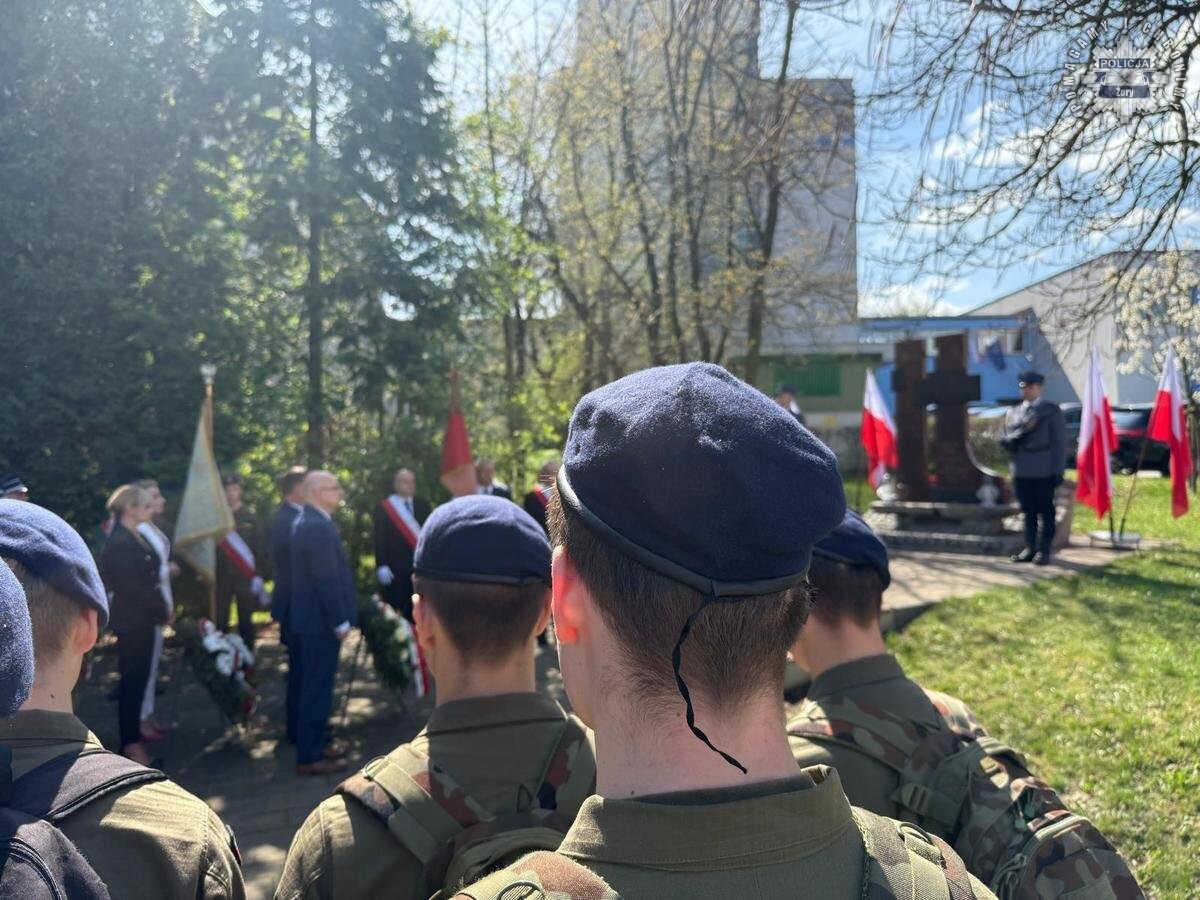 14 kwietnia 2025 roku w Żorach odbyło się uroczyste złożenie kwiatów pod Pomnikiem Policjantów i Oficerów Wojska Polskiego / fot. UM Żory