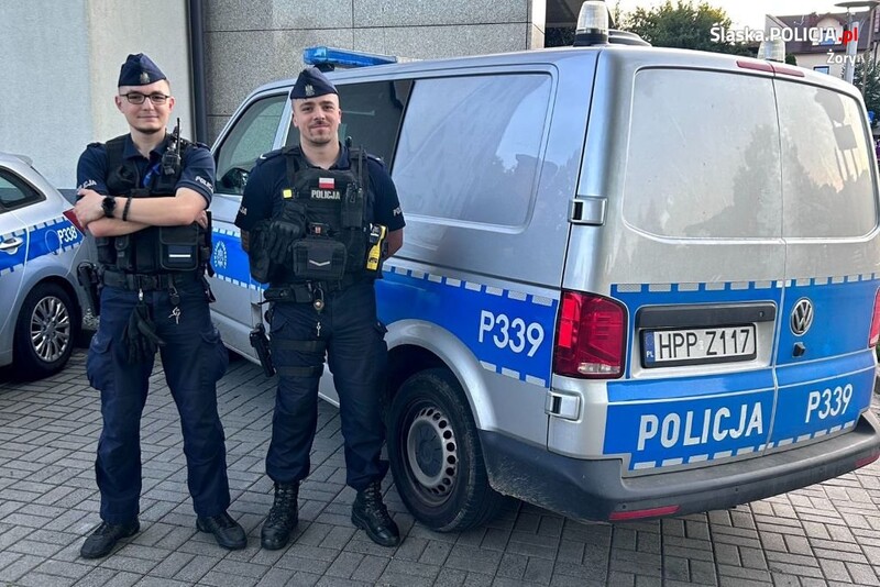 Bohaterska akcja policjantów. Ewakuowali poparzonego mężczyznę z płonącego mieszkania