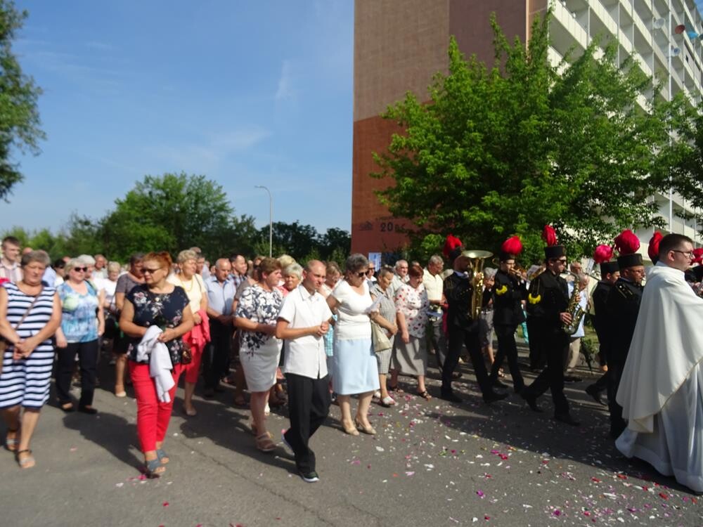 Wczoraj obchodziliśmy Uroczystość Najświętszego Ciała i Krwi Chrystusa, podczas której liczni wierni wzięli udział w procesjach. Zobaczcie zdjęcia!