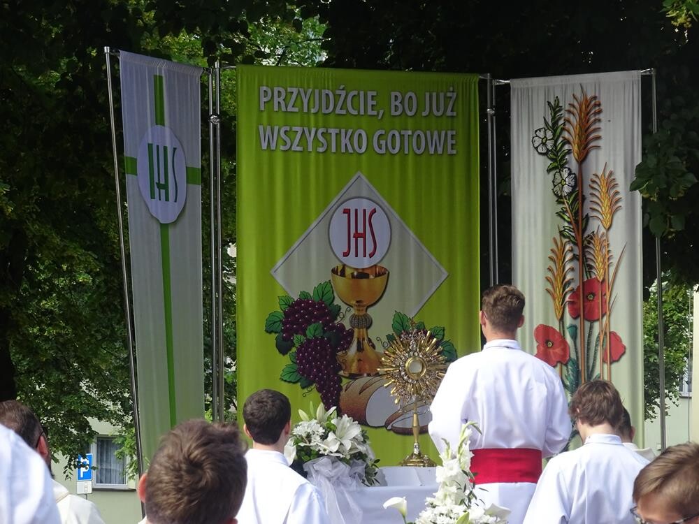 Wczoraj obchodziliśmy Uroczystość Najświętszego Ciała i Krwi Chrystusa, podczas której liczni wierni wzięli udział w procesjach. Zobaczcie zdjęcia!