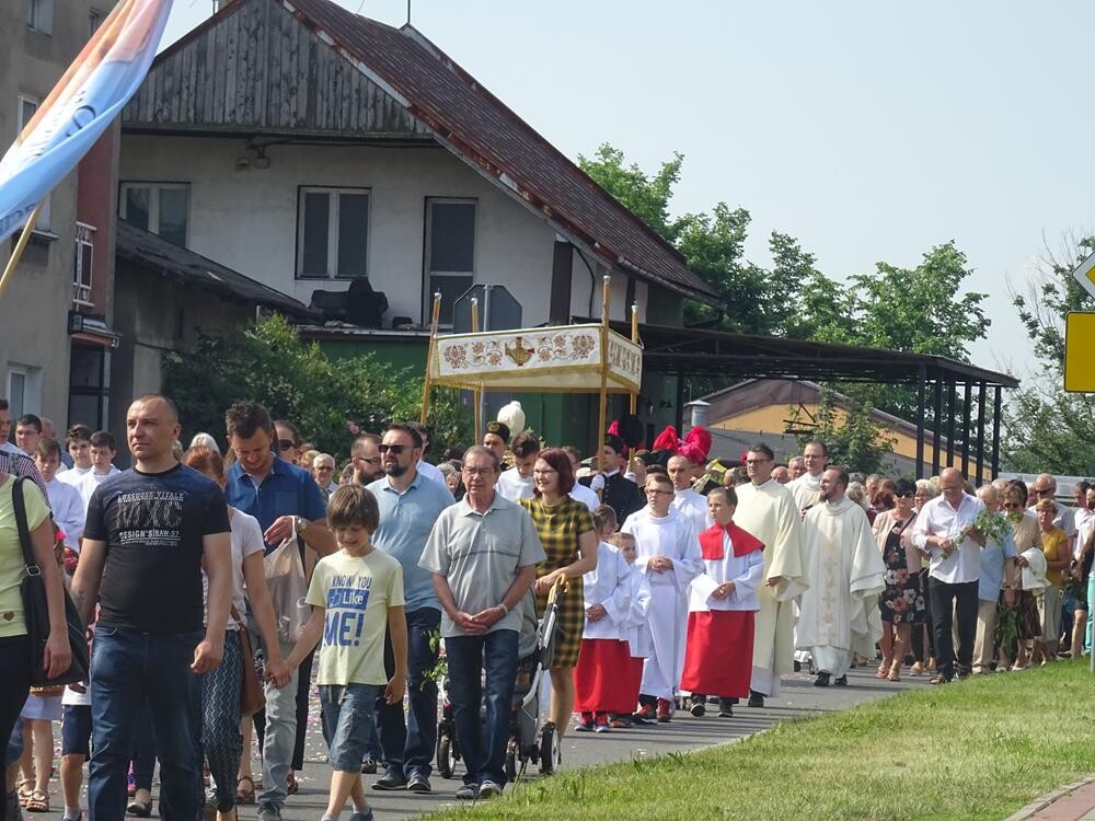 Wczoraj obchodziliśmy Uroczystość Najświętszego Ciała i Krwi Chrystusa, podczas której liczni wierni wzięli udział w procesjach. Zobaczcie zdjęcia!